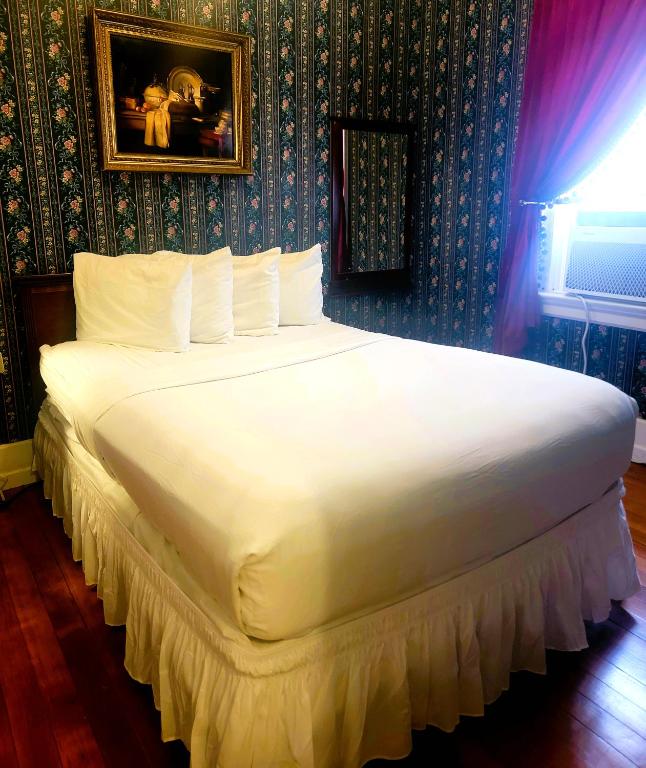 Copper Queen Hotel - Small Full Size Bed