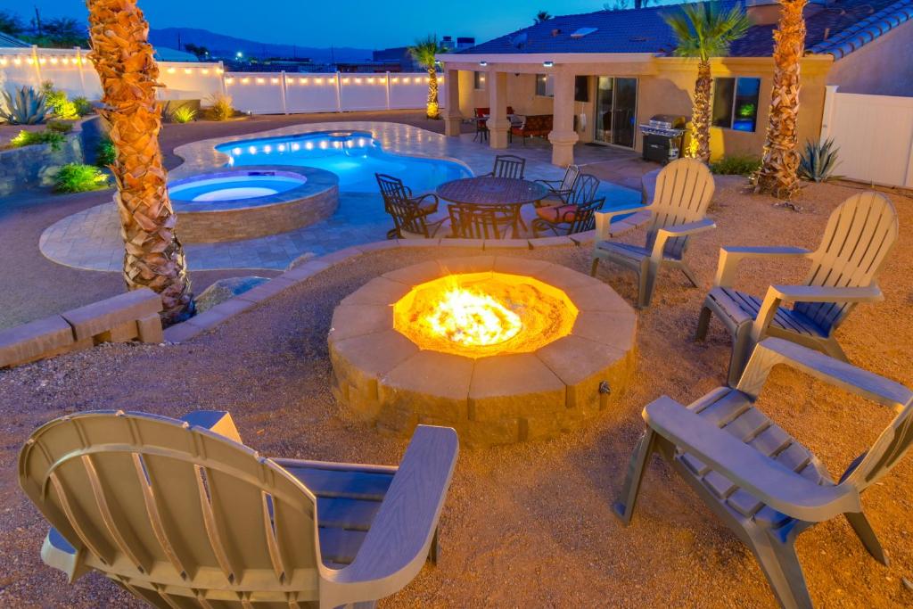 レイクハバスシティにあるBright Lake Havasu Home with New Backyard Oasis!の裏庭の炉(椅子、テーブル付)