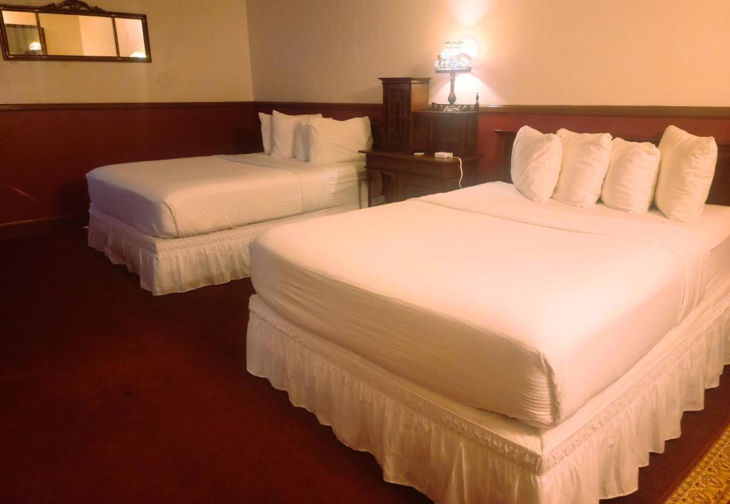 Copper Queen Hotel - Queen Room With Two Queen Beds