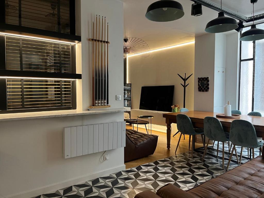 un salon et une salle à manger avec une table et des chaises dans l'établissement Design appartment in the marais, à Paris