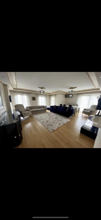 ein großes Wohnzimmer mit einem Sofa und Stühlen in der Unterkunft Nadide sokak daire4 dublex in Istanbul