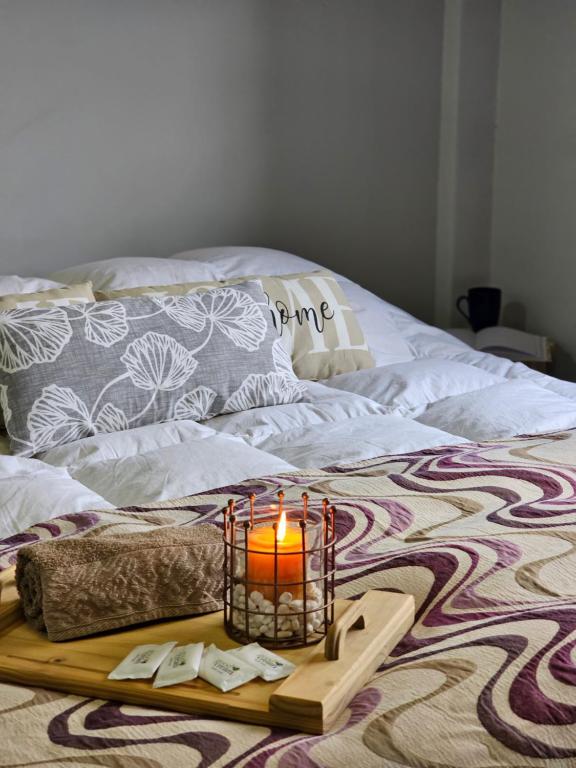 una vela en una bandeja de madera en una cama en Samambaias, en Puerto Iguazú