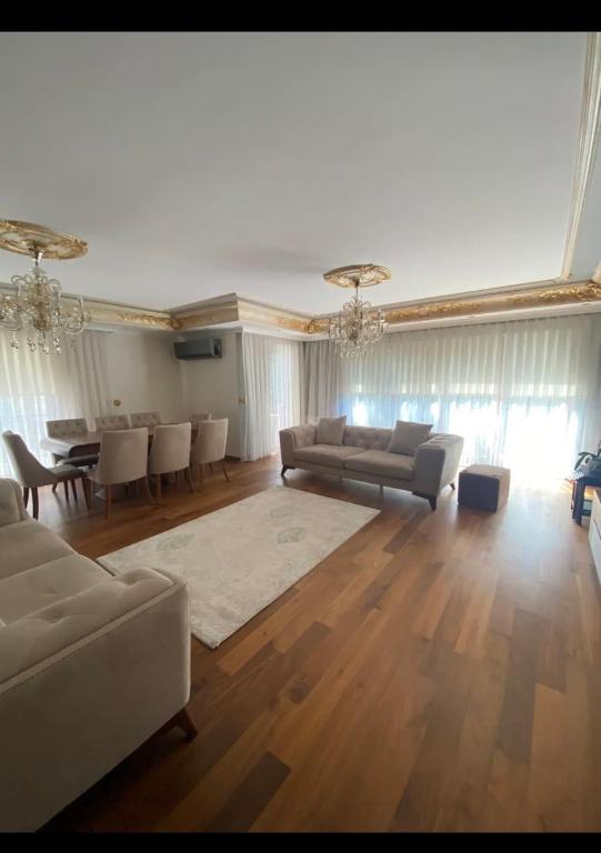 un ampio soggiorno con divano e tavolo di Nadide sokak d:3 4+1 a Istanbul