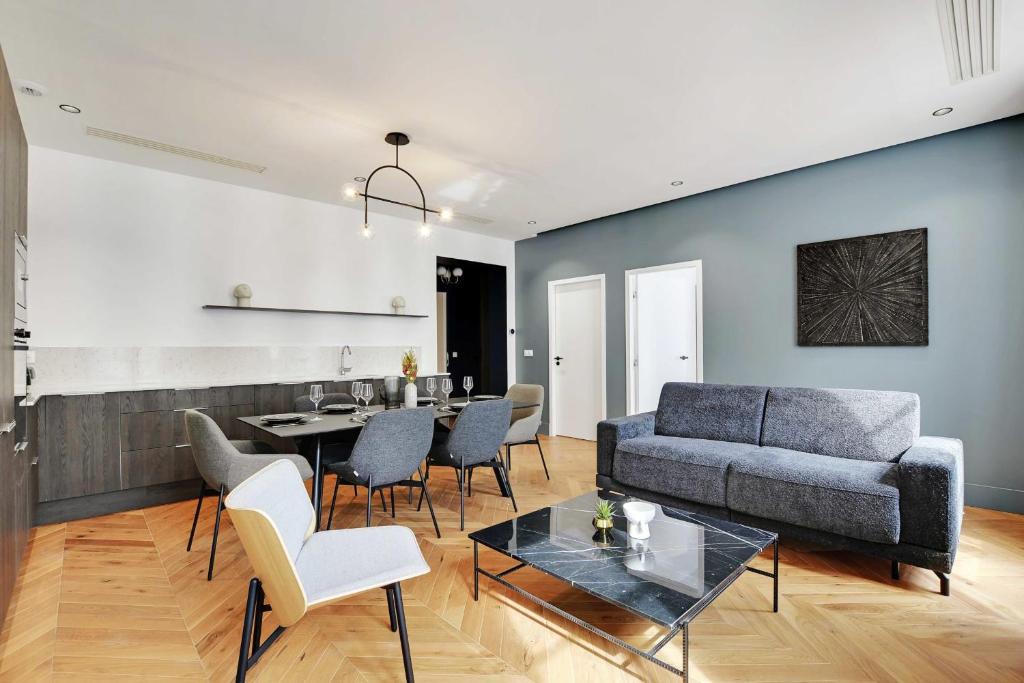 un salon avec un canapé et une table dans l'établissement Stunning apartment - 2BR-6P - Opéra, à Paris