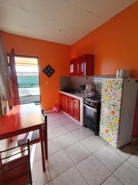 Kuchyň nebo kuchyňský kout v ubytování Sun Havens Apartments & Suites