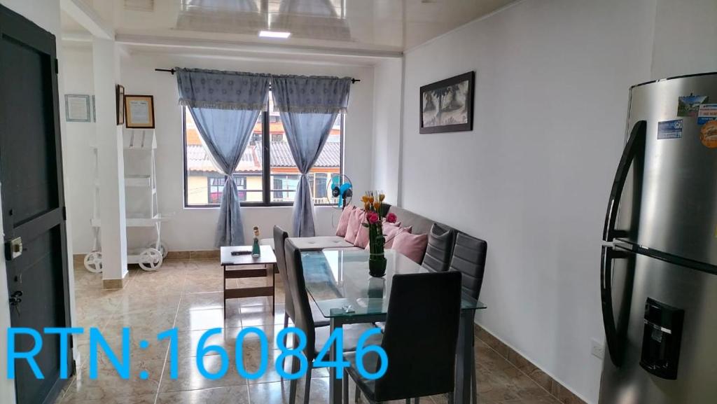 sala de estar con mesa de cristal y sofá en Apartamento Family 3, en Santa Rosa de Cabal