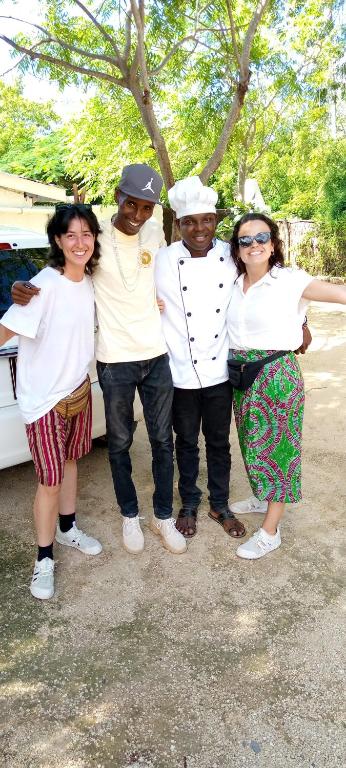 um grupo de pessoas posando para uma foto em Mramba safaries car hire and tax service em Kilifi
