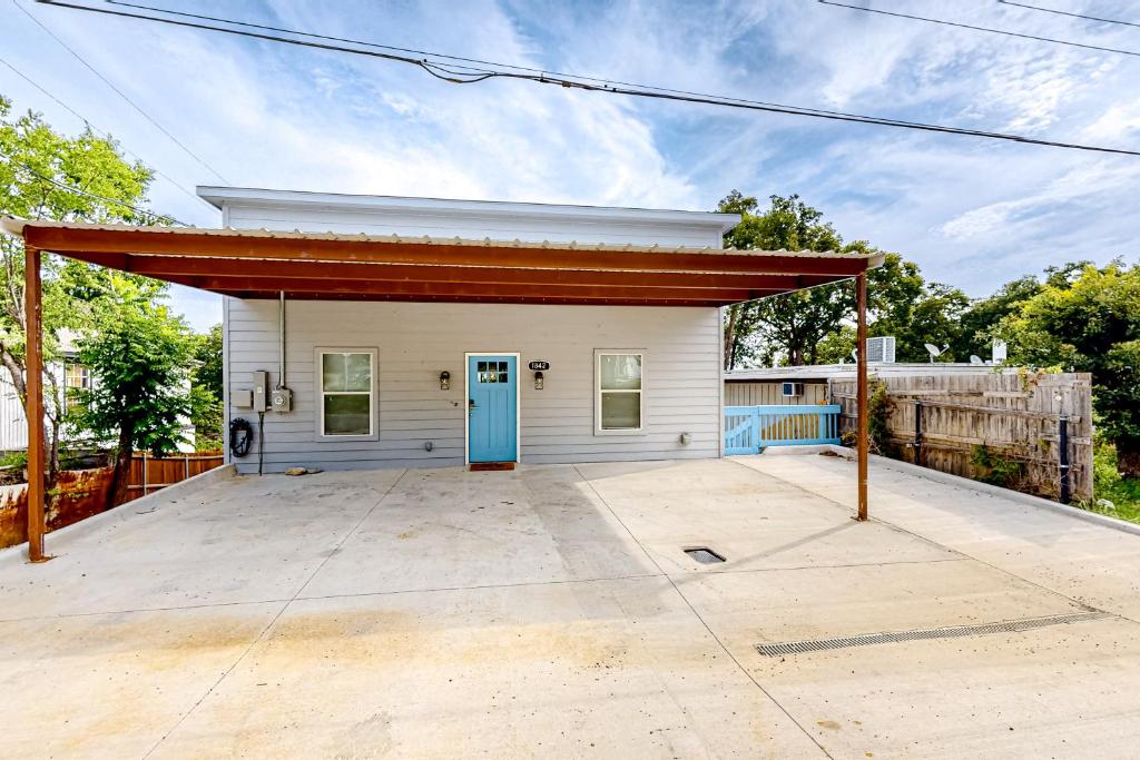 uma garagem com uma porta azul numa casa em Pura Vida Texoma, Unit A 
