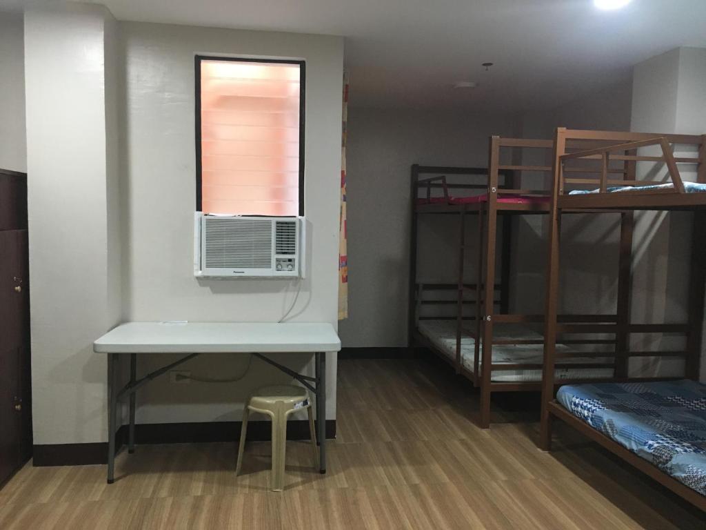 מיטה או מיטות קומותיים בחדר ב-AGB Anchorage Inn, male dorm