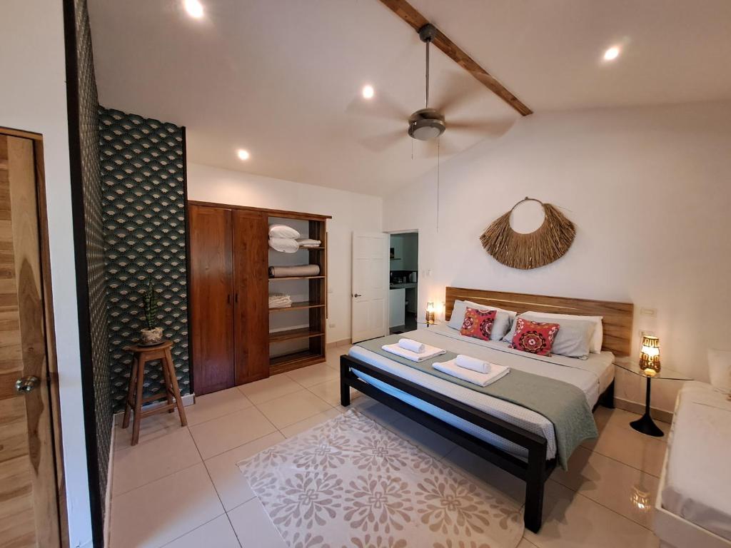 Casa Mapache في تاماريندو: غرفة نوم بسرير ومروحة سقف