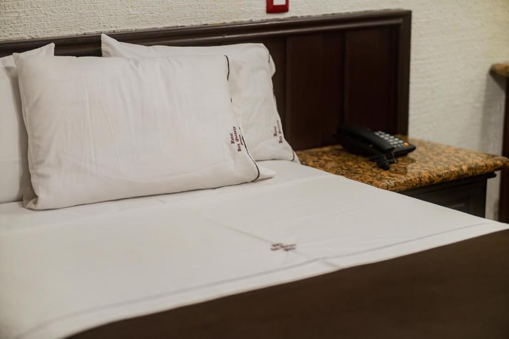 Postel nebo postele na pokoji v ubytování Hotel Don Quijote Plaza - Guadalajara Centro Historico
