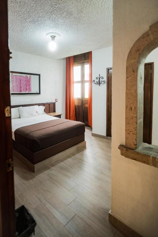 Postel nebo postele na pokoji v ubytování Hotel Don Quijote Plaza - Guadalajara Centro Historico