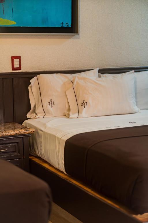 Postel nebo postele na pokoji v ubytování Hotel Don Quijote Plaza - Guadalajara Centro Historico