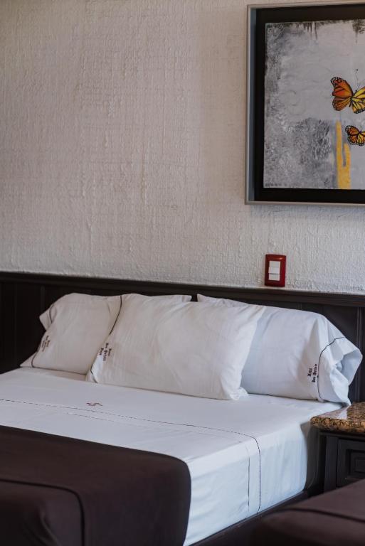Postel nebo postele na pokoji v ubytování Hotel Don Quijote Plaza - Guadalajara Centro Historico