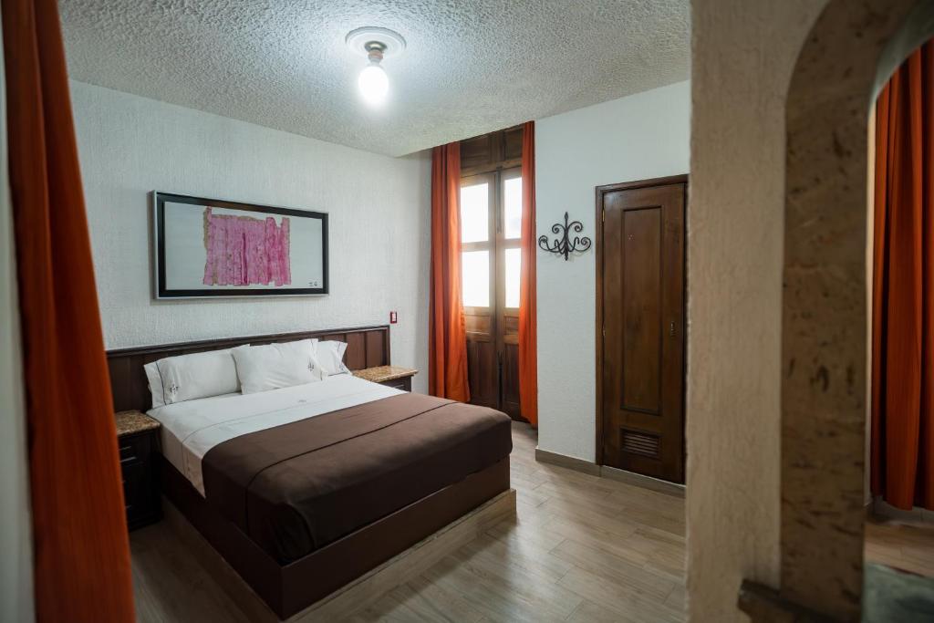 Postel nebo postele na pokoji v ubytování Hotel Don Quijote Plaza - Guadalajara Centro Historico