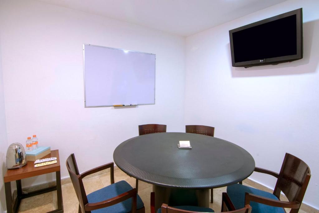 TV a/nebo společenská místnost v ubytování One Coatzacoalcos Forum