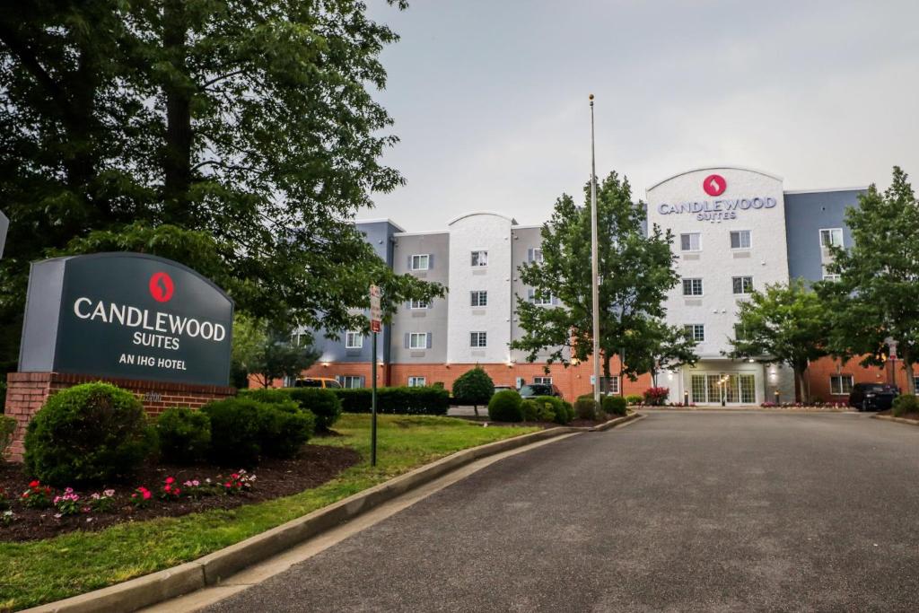 um edifício com uma placa em frente a uma estrada em Candlewood Suites Richmond Airport, an IHG Hotel em Sandston