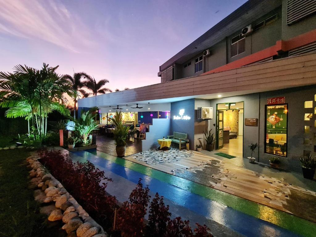 ein Gebäude mit einem Pool davor in der Unterkunft Treeline Urban Inn in Kota Kinabalu