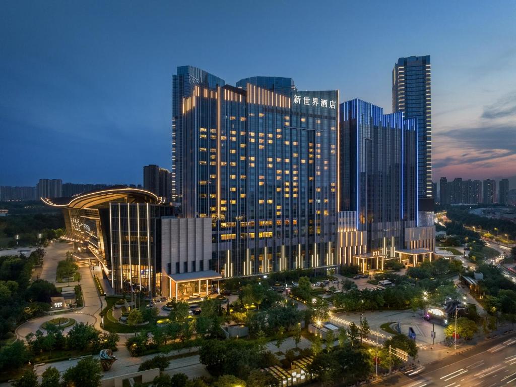 een uitzicht op de skyline van de stad met hoge gebouwen bij New World Shenyang Hotel in Shenyang