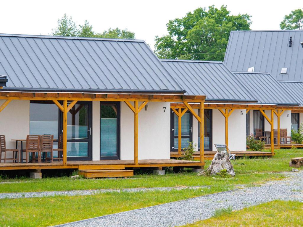 une maison avec un toit en métal dans l'établissement Cottages, 500m to the lake, Jezierzany, à Jezierzany
