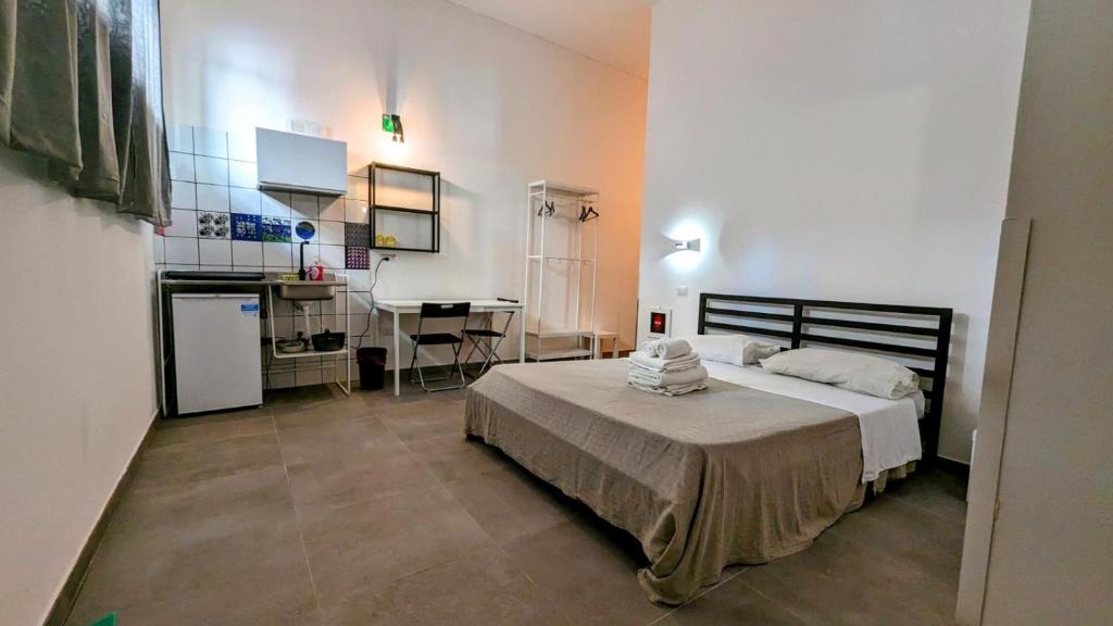 una camera con letto e scrivania di Accomodation Libertino a Tropea