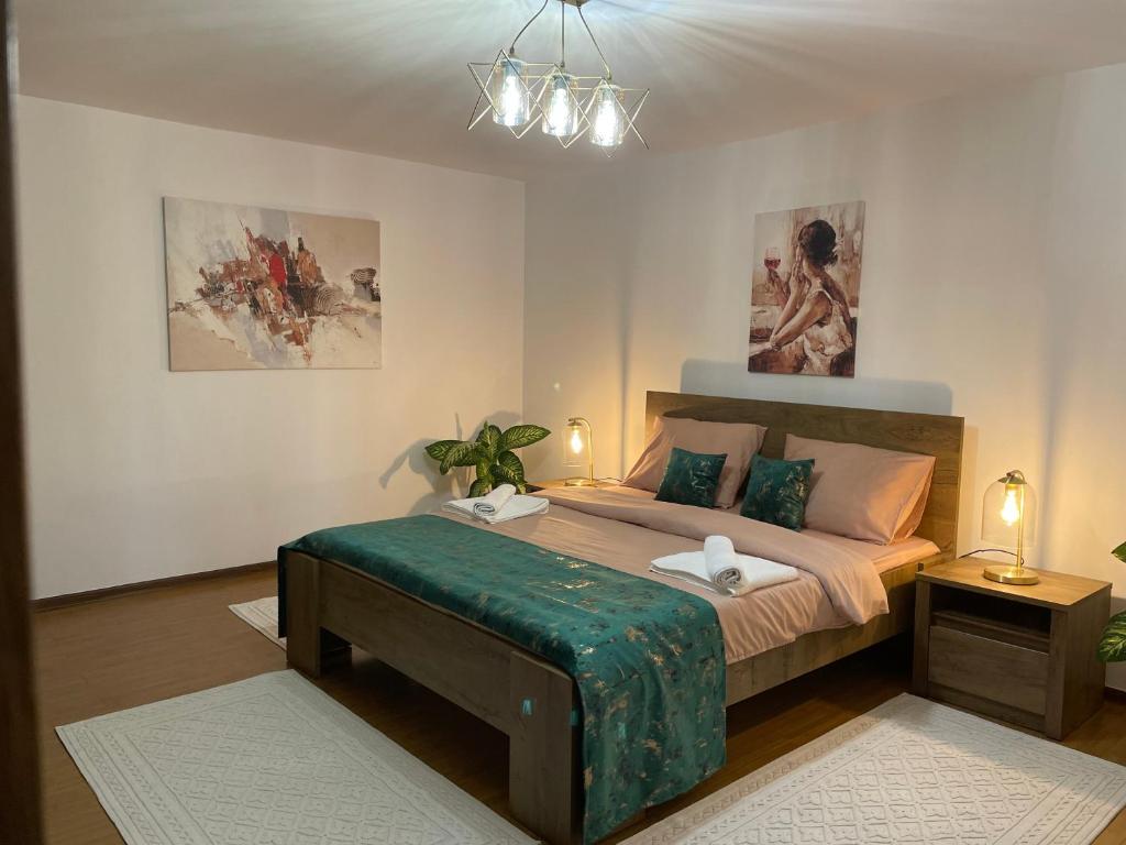 1 dormitorio con 1 cama grande con reposapiés verde en Aminah House, en Constanţa