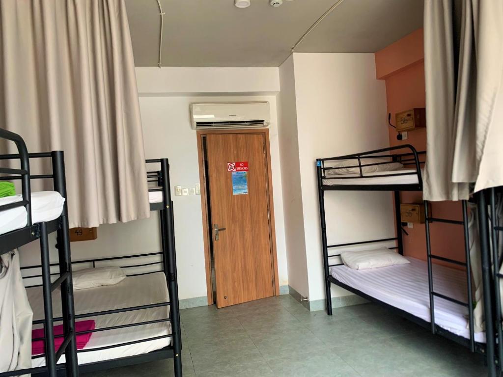 Giường trong phòng chung tại Bondi Backpackers Nhatrang