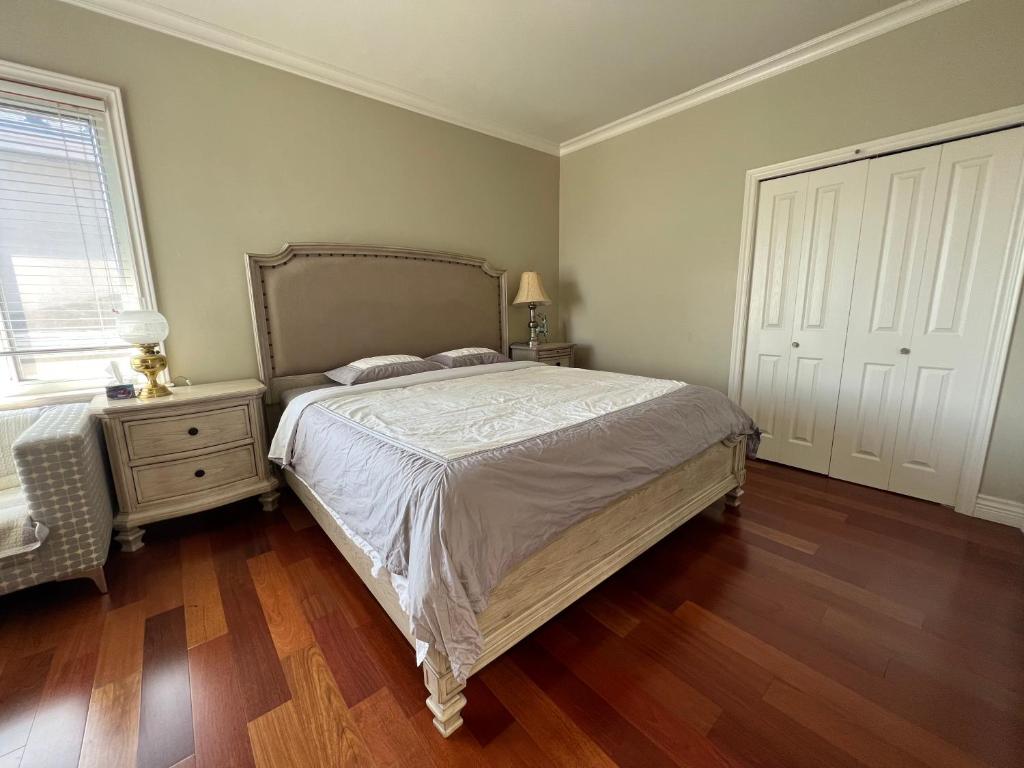 Gulta vai gultas numurā naktsmītnē A cozy bedroom with a king size bed close to YVR Richmond