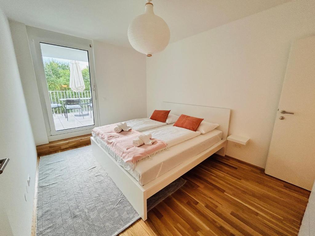 un dormitorio con una cama con dos animales de peluche en A Cozy Flat with Flair surrounded by Nature en Viena