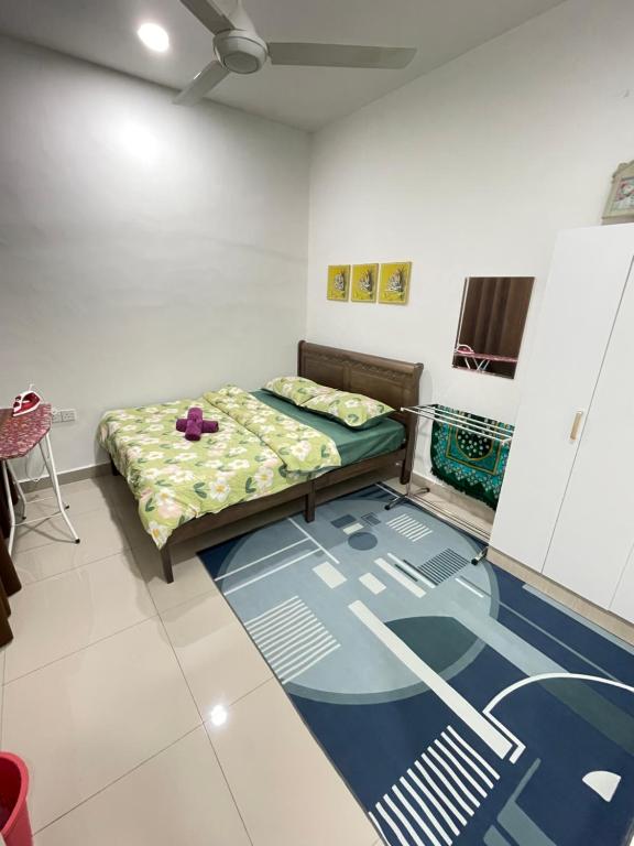 Habitación pequeña con cama y alfombra. en Homestay Azirah-musleem preferred, en Pekan