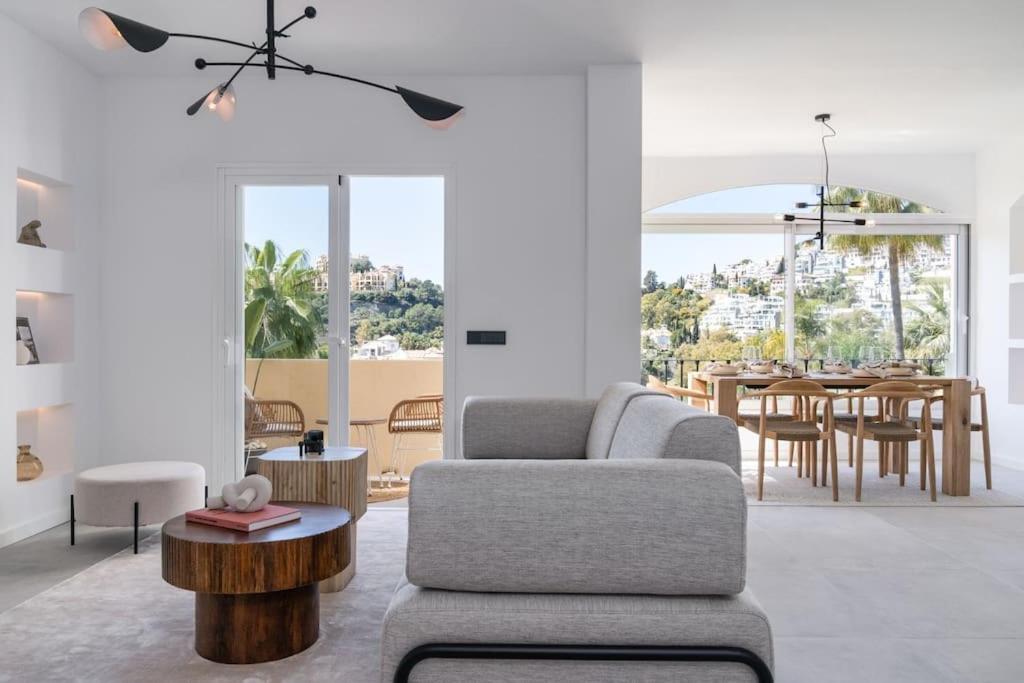 ein Wohnzimmer mit einem Sofa und einem Tisch in der Unterkunft Amazing Town House in La Quinta in San Pedro de Alcantara