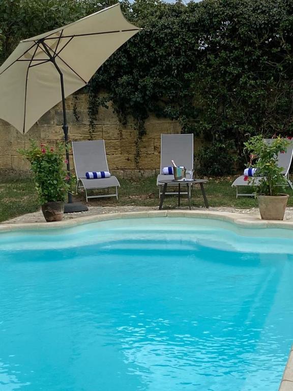 Basen w obiekcie Domain de Montvert - 5 min from Saint Emilion lub w pobliżu