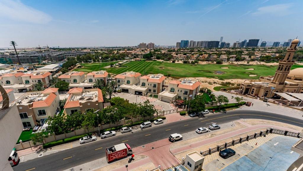 uma vista aérea de uma cidade com edifícios e uma rua em Golf Course views em Dubai