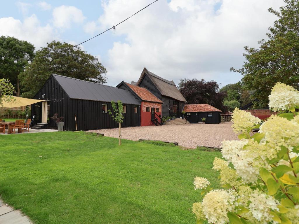 a barn conversion with a garden and a house at Halcyon Barn, Wissett in Wissett
