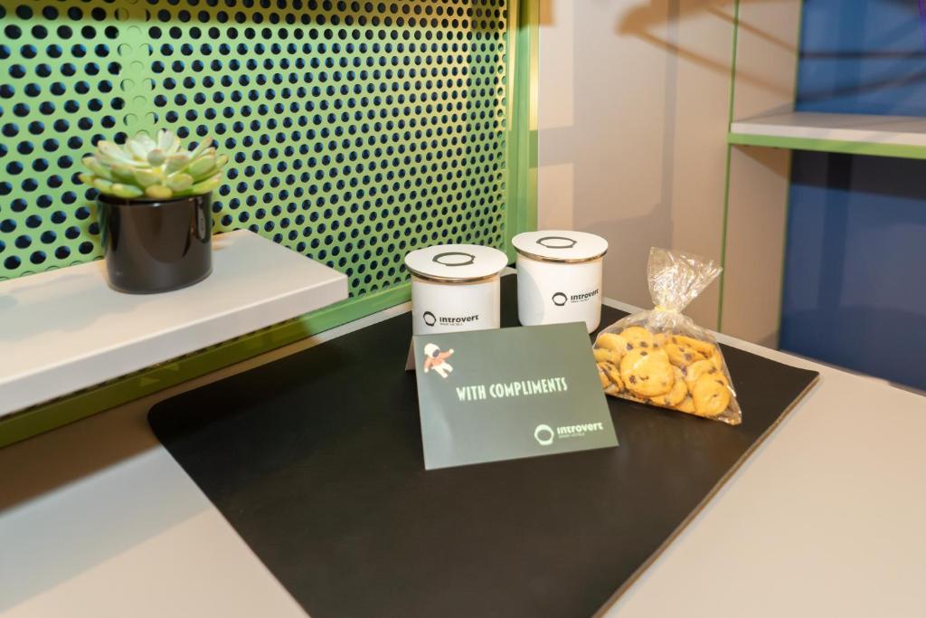Икономична стая с две единични легла – Изглед към вътрешността на хотела, без прозорец