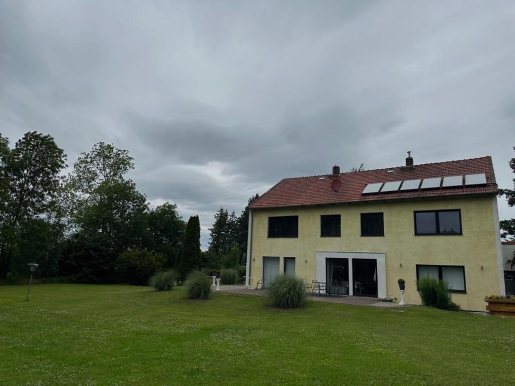 ein Haus mit Sonnenkollektoren darüber in der Unterkunft Alte Ranch in Seesen