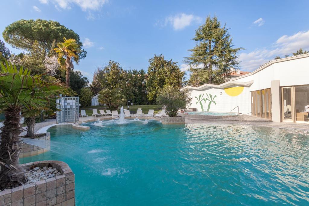 una piscina con una fuente en una casa en Hotel Terme Patria, en Abano Terme
