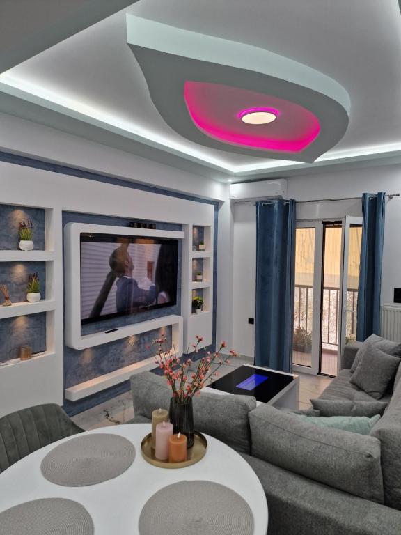 雅典的住宿－Luxury apartment in Attiki，带沙发和电视的客厅