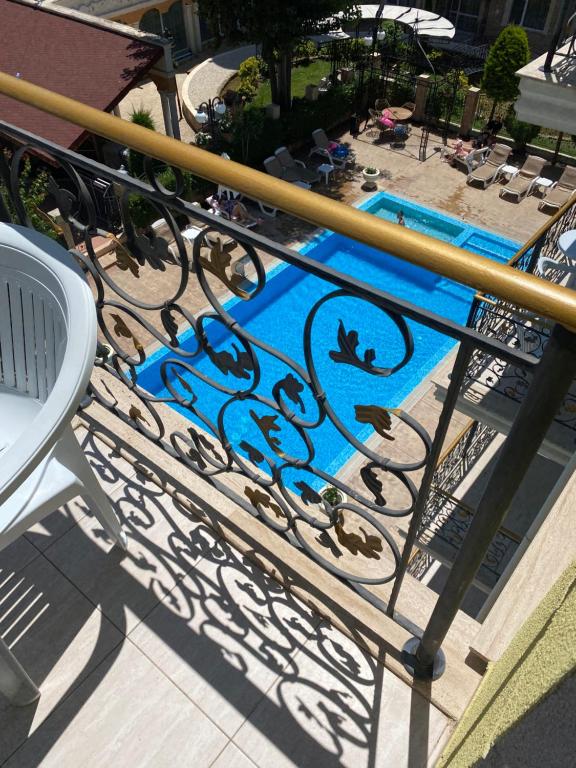 una vista di una piscina da un balcone di Апартамент на солнечном берегу a Sunny Beach