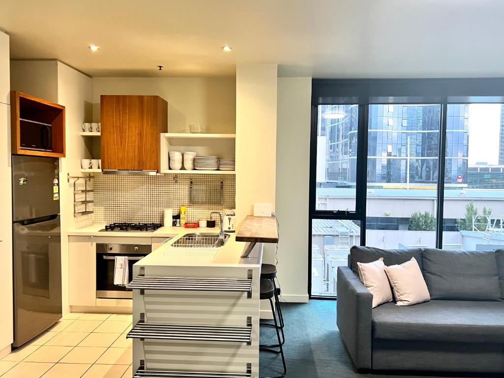 Dapur atau dapur kecil di Readyset Apartments on Little Bourke