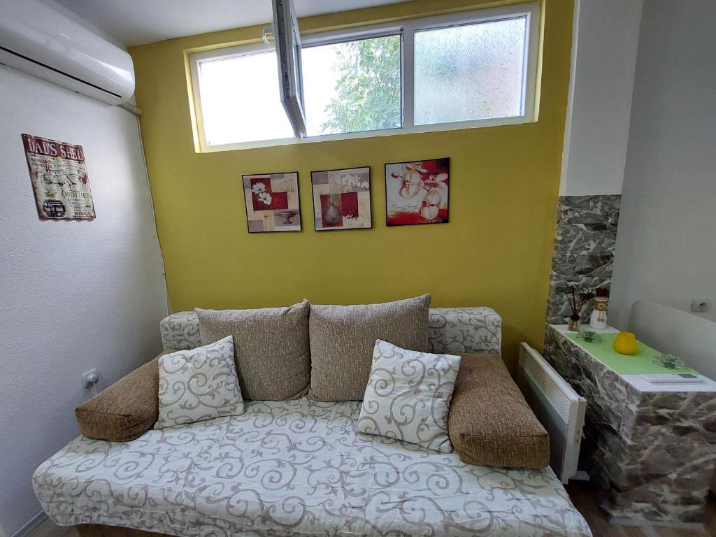 sala de estar con sofá y ventana en Azalea en Prilep