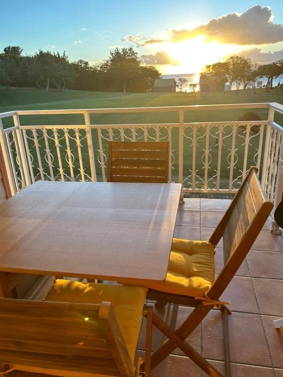 Balkón nebo terasa v ubytování Grenade Studio les pieds dans l'eau et vue mer Caraïbes dans une magnifique résidence de vacances