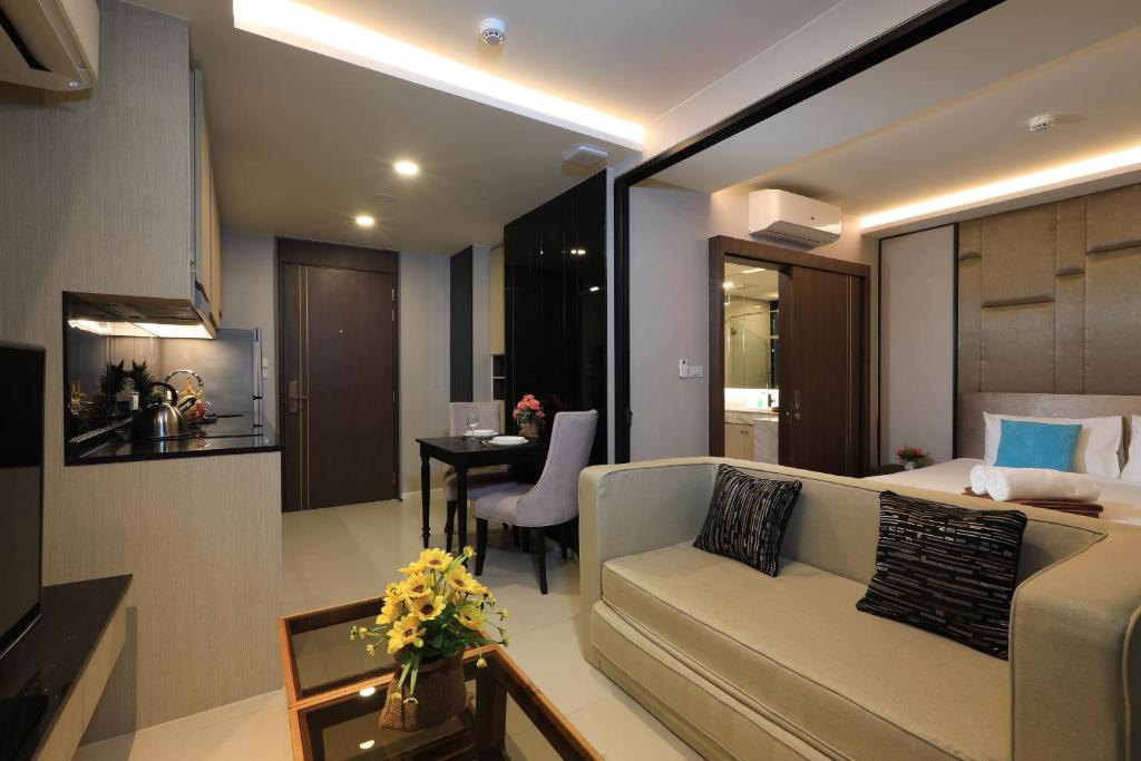 Posezení v ubytování Sea View 1-BR 36 m2 Panora Surin by Holy Cow