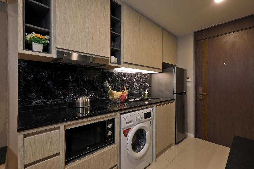 Kuchyň nebo kuchyňský kout v ubytování Sea View 1-BR 36 m2 Panora Surin by Holy Cow