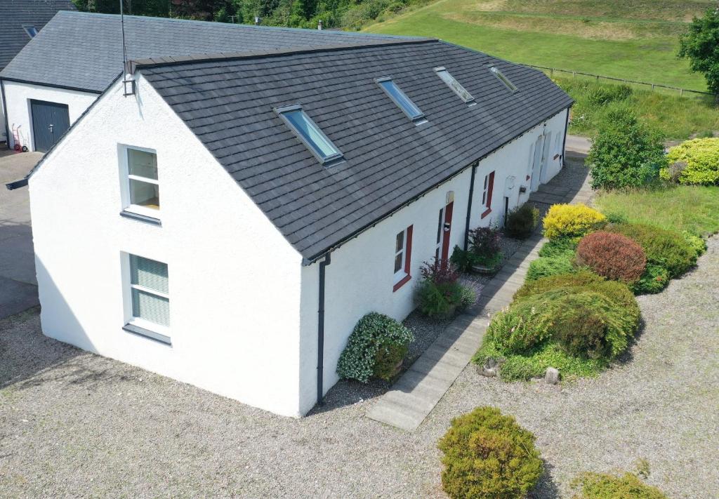 una vista sul soffitto di un edificio bianco con finestre di Swallow Cottage a Fort William