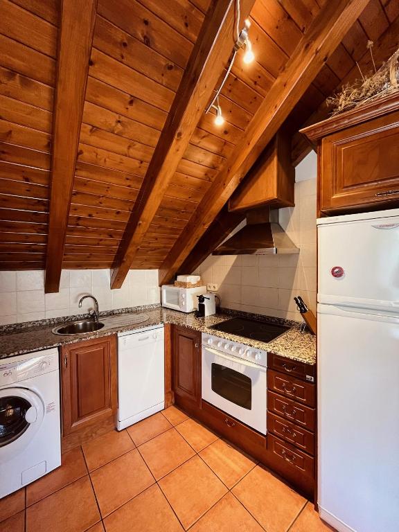 Kuchyň nebo kuchyňský kout v ubytování Casa Moline Apartamentos Rurales
