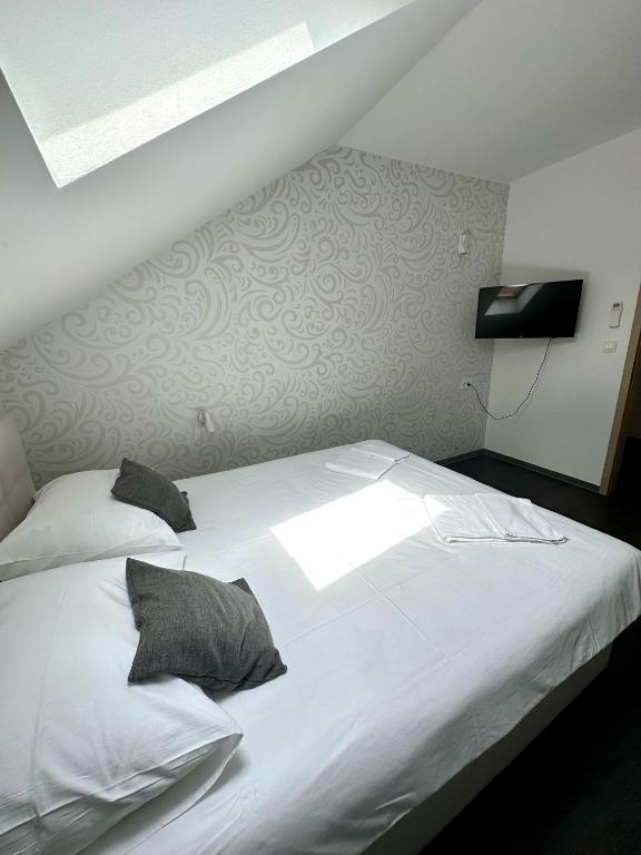 Postel nebo postele na pokoji v ubytování KAPTOL Rooms