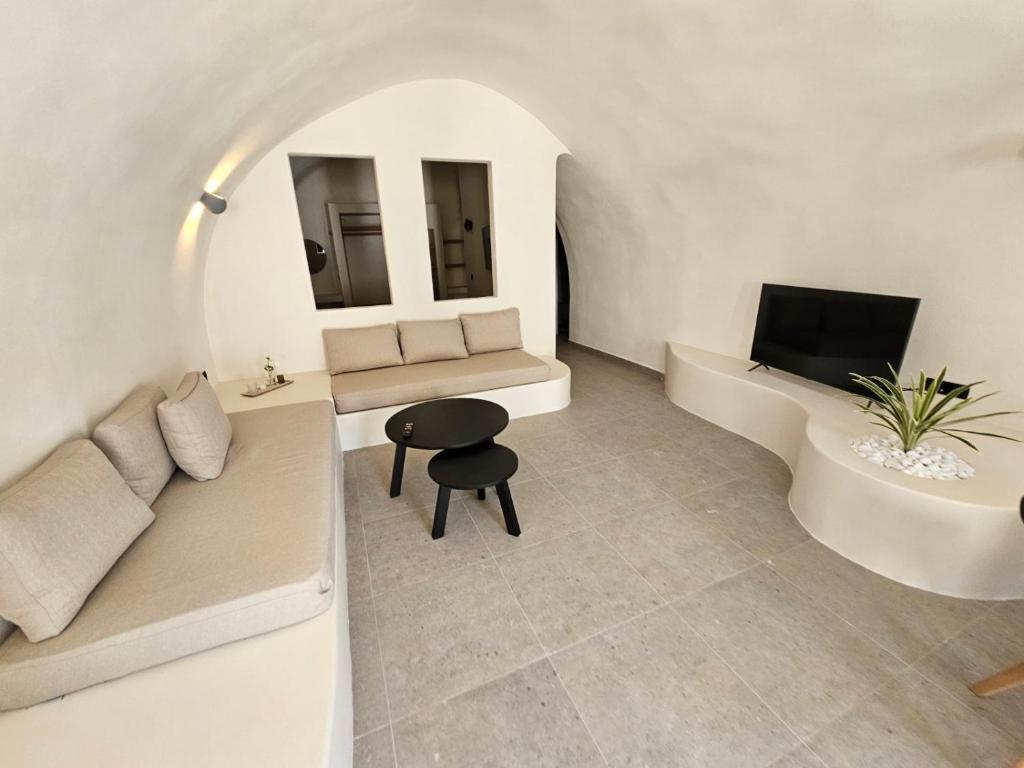 TV a/nebo společenská místnost v ubytování Petroma Cave Suites