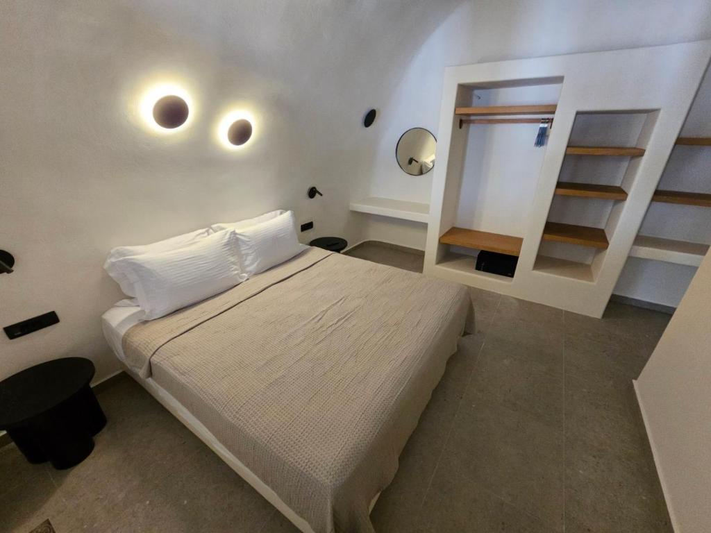Postel nebo postele na pokoji v ubytování Petroma Cave Suites
