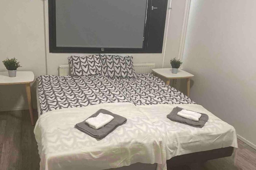 sypialnia z łóżkiem z dwoma ręcznikami w obiekcie CheapRooms in Tornio city w mieście Tornio